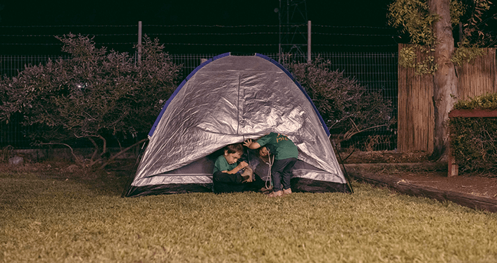 ילדים באוהל בגן גורו